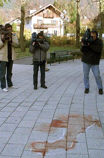 Kameramänner filmen am Tag nach der Tat von Bad Reichenhall eine Blutlache mit Kreideumrissen.