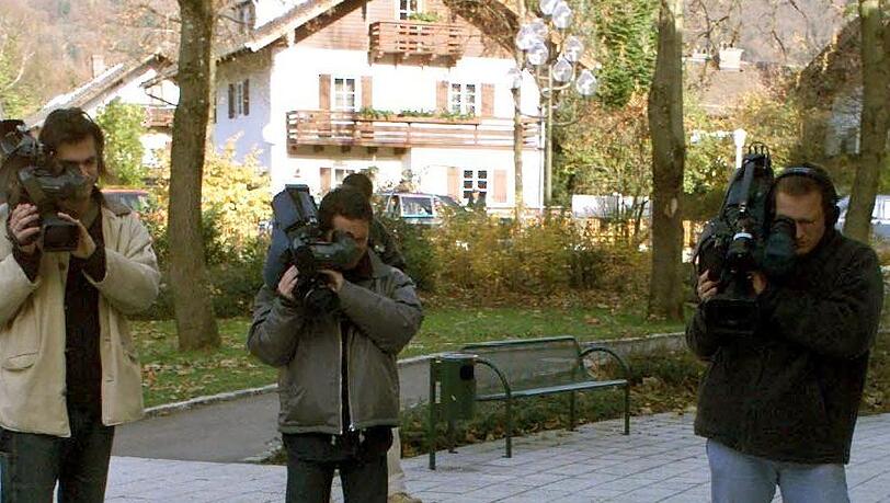 Kameramänner filmen am Tag nach der Tat von Bad Reichenhall eine Blutlache mit Kreideumrissen.