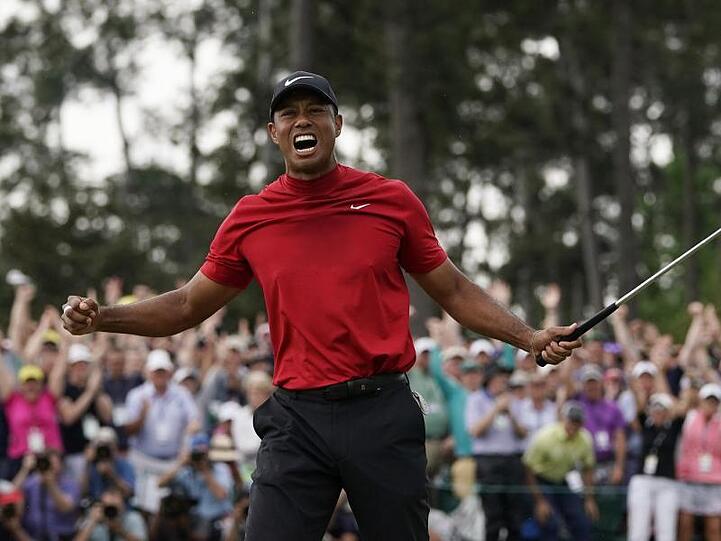 Tiger Woods feiert den Gewinn seines fünften Titels in Augusta.