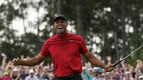 Tiger Woods feiert den Gewinn seines fünften Titels in Augusta.
