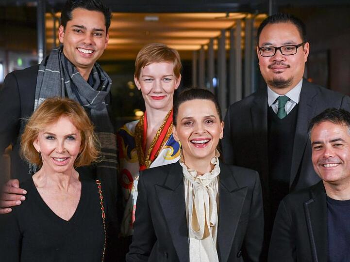 Die Berlinale-Jury: Trudie Styler (unten l-r), Juliette Binoche, Sebastian Lelio, Rajendra Roy (oben l-r), Sandra Hüller und Justin Chang.