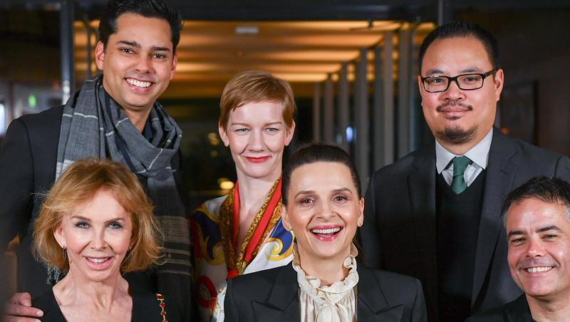Die Berlinale-Jury: Trudie Styler (unten l-r), Juliette Binoche, Sebastian Lelio, Rajendra Roy (oben l-r), Sandra Hüller und Justin Chang. Die Berlinale-Jury: Trudie Styler (unten l-r), Juliette Binoche, Sebastian Lelio, Rajendra Roy (oben l-r), Sandra Hüller und Justin Chang.