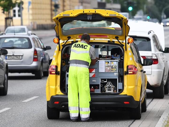 Ein Pannenhilfsfahrzeug des ADAC steht auf einer Straße. Foto: Ralf Hirschberger/Archiv