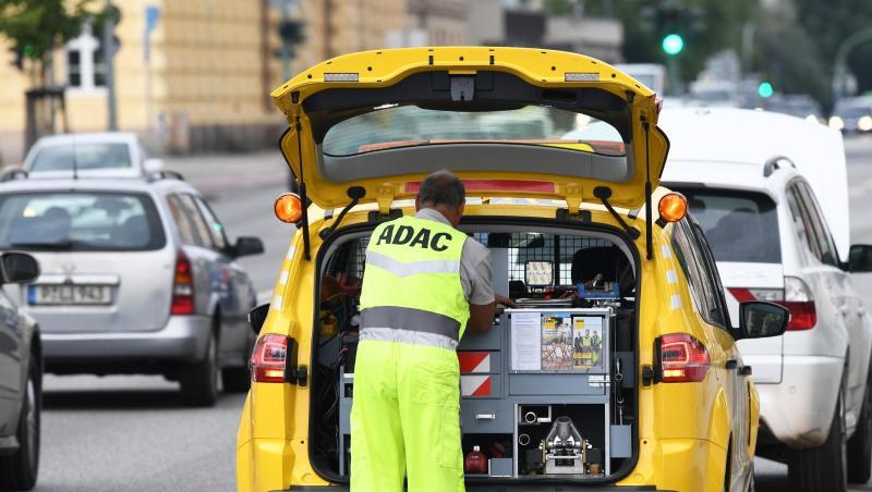 Ein Pannenhilfsfahrzeug des ADAC steht auf einer Straße. Foto: Ralf Hirschberger/Archiv