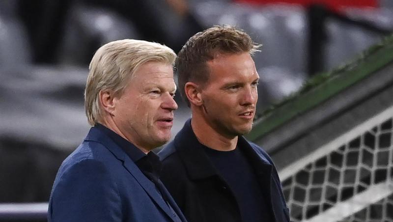 Münchens Trainer Julian Nagelsmann und Vorstandsmitglied Oliver Kahn (l) unterhalten sich.