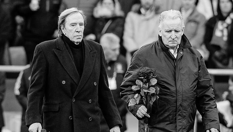 Letzter öffentlicher Auftritt: Am 19. Januar legt Brehme (r., neben Günter Netzer) Blumen zu Ehren vom Franz Beckenbauer (†) nieder. Letzter öffentlicher Auftritt: Am 19. Januar legt Brehme (r., neben Günter Netzer) Blumen zu Ehren vom Franz Beckenbauer (†) nieder.