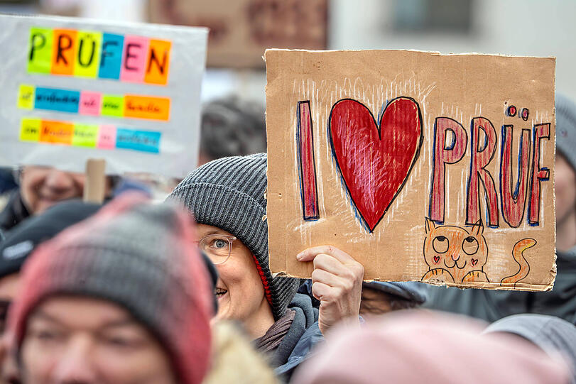 1200 Teilnehmer kamen zur zweiten "Pr&uuml;f"-Demo in M&uuml;nchen am 10. Januar 2026.