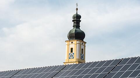 Private Hausbesitzer investierten &uuml;ber Jahre kr&auml;ftig in die Solarenergie. Doch die Nachfrage ist mittlerweile gesunken, und w&uuml;rde laut Bundesverband BSW Solar bei einer Streichung der F&ouml;rderung weiter sinken. (Symbolbild)