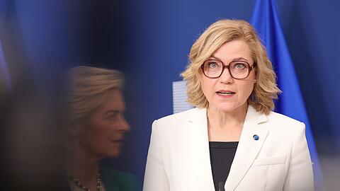 EU-Digitalkommissarin Henna Virkkunen (r.) mahnt KI-Firmen, ihre neusten Modelle erst nach erfolgreichen Sicherheitstests zu ver&ouml;ffentlichen. (Archivbild)