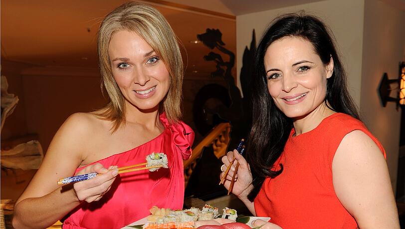 Zwei TV-Ladys mit viel Sushi: Britta Hofmann und Elisabeth Lanz (r.). Zwei TV-Ladys mit viel Sushi: Britta Hofmann und Elisabeth Lanz (r.).