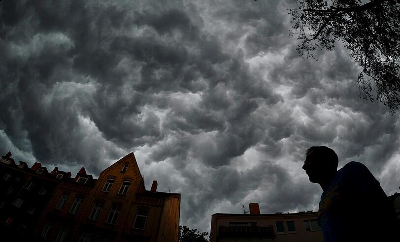 Es bleibt wechselhaft. Hier die Bilder vom Hitze-Gewitter in der Nacht zum Freitag.