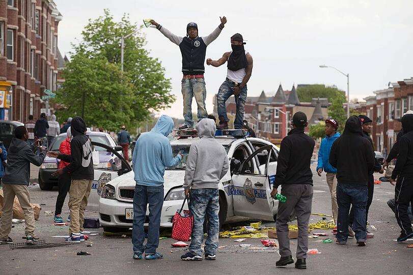 In Baltimore entlädt sich nach der Beerdigung Freddie Grays eine Welle der Gewalt. Die Bilder.