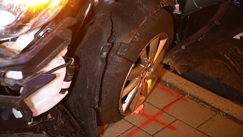 Der Pkw kam von der Straße ab und erfasste eine Familie auf dem Gehsteig. Zuvor wurde der Fahrer von einer Biene gestochen.