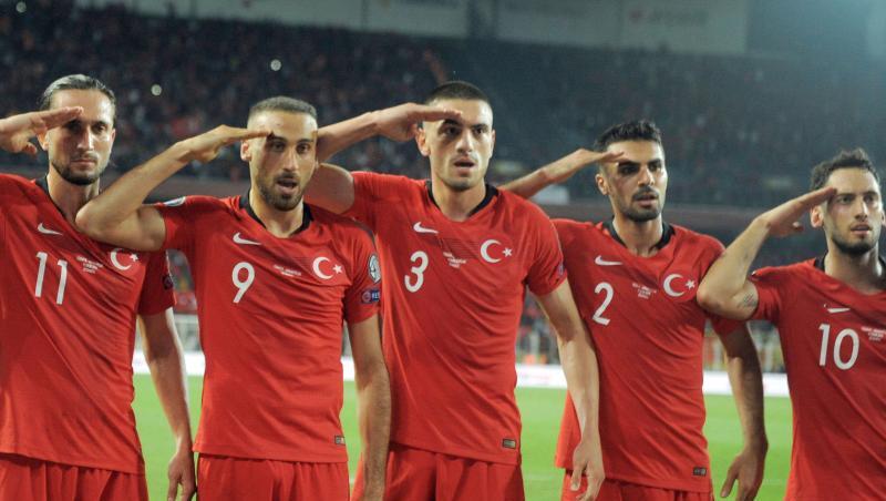 Salut-Torjubel türkischer Fußball-Nationalspieler. Foto: Uncredited/AP/dpa/Archivbild Salut-Torjubel türkischer Fußball-Nationalspieler. Foto: Uncredited/AP/dpa/Archivbild