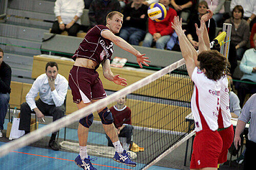 Die Hachinger Volleyballer, hier der Australier Steve Keir (l.), können auch nächste Saison auf  Finanzspritzen des Hauptsponsors zählen. Nur bereitet die neue Ausländerregelung Sorgen.