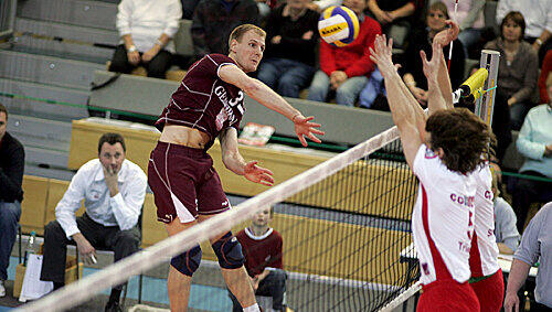 Die Hachinger Volleyballer, hier der Australier Steve Keir (l.), können auch nächste Saison auf Finanzspritzen des Hauptsponsors zählen. Nur bereitet die neue Ausländerregelung Sorgen. Die Hachinger Volleyballer, hier der Australier Steve Keir (l.), können auch nächste Saison auf Finanzspritzen des Hauptsponsors zählen. Nur bereitet die neue Ausländerregelung Sorgen.