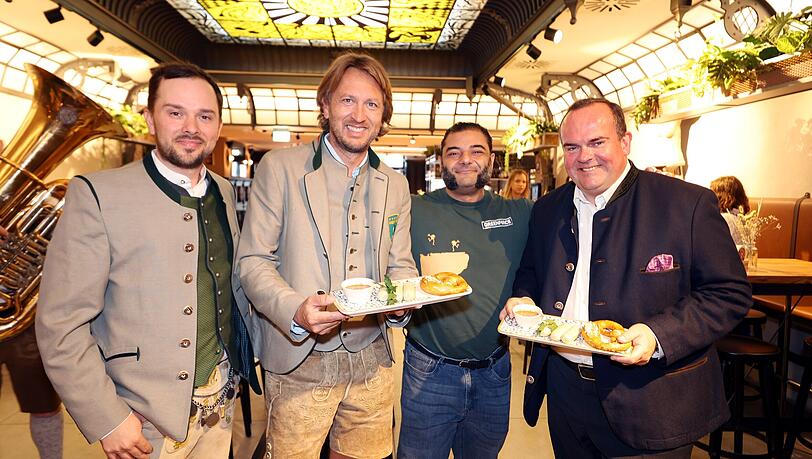 Bei der Vorstellung der veganen Weißwurst von "Green Force" im Wirtshaus Herr'schafts'zeiten: (v.l.) Mitja Lafere (Herr'schafts'zeiten), Thomas Isermann ("Green Force"), Patrik Baboumian ("Green Force"), Clemens Baumgärtner (Wiesn-Chef, CSU)