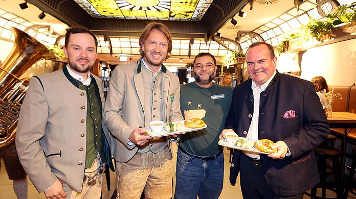 Bei der Vorstellung der veganen Weißwurst von "Green Force" im Wirtshaus Herr'schafts'zeiten: (v.l.) Mitja Lafere (Herr'schafts'zeiten), Thomas Isermann ("Green Force"), Patrik Baboumian ("Green Force"), Clemens Baumgärtner (Wiesn-Chef, CSU)