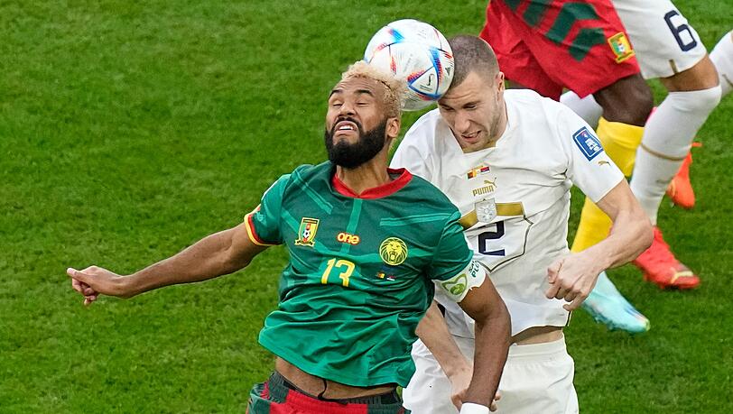 Kameruns Eric Maxim Choupo-Moting und Serbiens Strahinja Pavlovic im Zweikampf.
