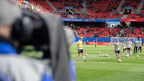 Laut einer Umfrage wollen die deutschen Fans nicht, dass die TV-Sender für die Übertragungsrechte noch mehr Geld in die Hand nehmen.