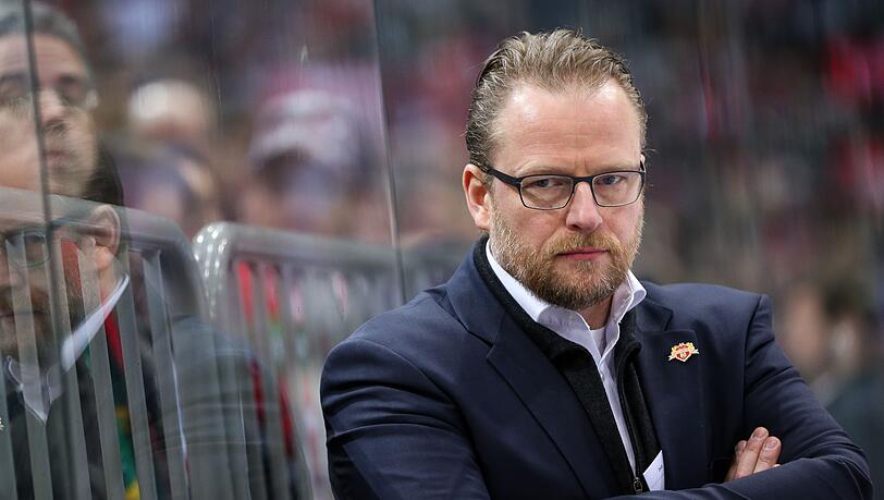 Der damalige Düsseldorfer Trainer Christof Kreutzer verfolgt das Spiel.