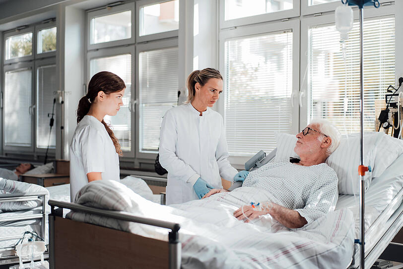 Wer gar längere Zeit im Krankenhaus verbringen muss, könnte ebenfalls auf der Lohnstreichliste landen, wenn sich die Vorschläge der Forscher durchsetzen. Wer gar längere Zeit im Krankenhaus verbringen muss, könnte ebenfalls auf der Lohnstreichliste landen, wenn sich die Vorschläge der Forscher durchsetzen.