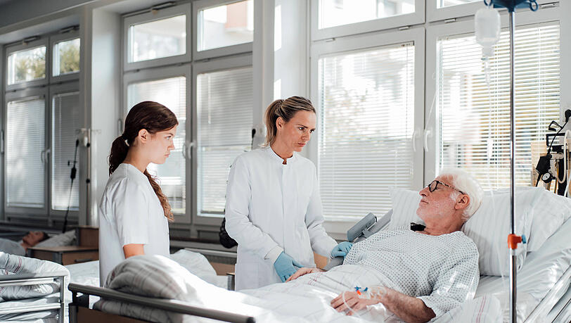 Wer gar längere Zeit im Krankenhaus verbringen muss, könnte ebenfalls auf der Lohnstreichliste landen, wenn sich die Vorschläge der Forscher durchsetzen. Wer gar längere Zeit im Krankenhaus verbringen muss, könnte ebenfalls auf der Lohnstreichliste landen, wenn sich die Vorschläge der Forscher durchsetzen.