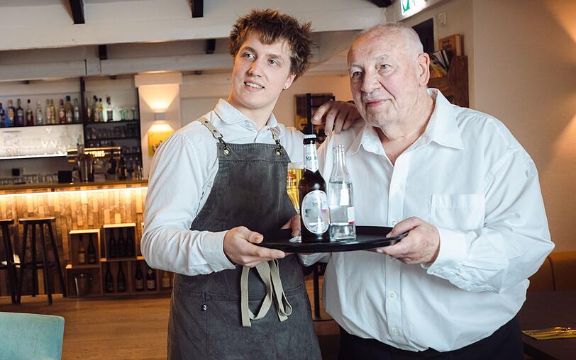 Gunther (77, rechts) und Ben (19) verstehen sich auf Anhieb gut miteinander. Gunther (77, rechts) und Ben (19) verstehen sich auf Anhieb gut miteinander.