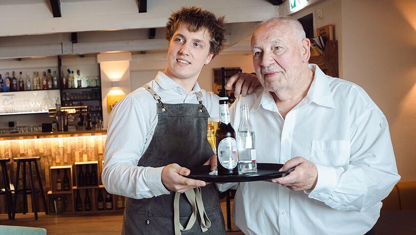 Gunther (77, rechts) und Ben (19) verstehen sich auf Anhieb gut miteinander. Gunther (77, rechts) und Ben (19) verstehen sich auf Anhieb gut miteinander.