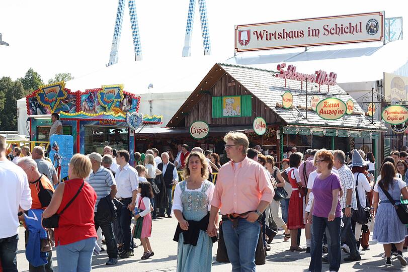 13.16 Uhr: Mit der "Enthauptung" einer schönen Dame lockt der Schichtl sein Publikum in die Show.