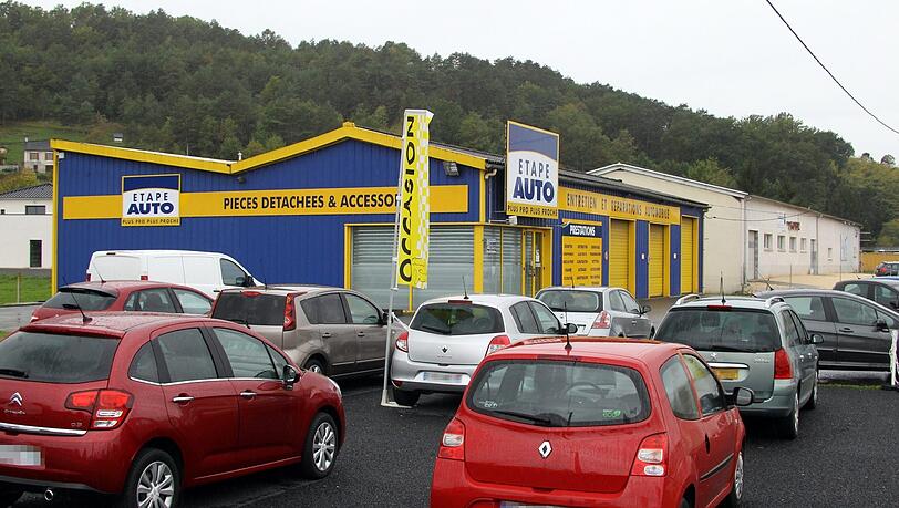 Ein Mechaniker dieser Werkstatt fand das verwahrloste Baby. Ein Mechaniker dieser Werkstatt fand das verwahrloste Baby.