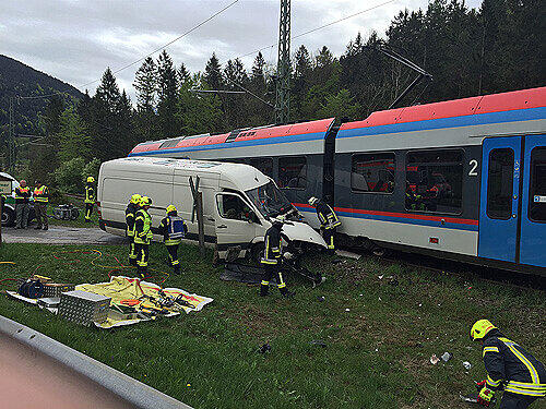 Der Zug hat den Kleintransporter an der Fahrertür erfasst.