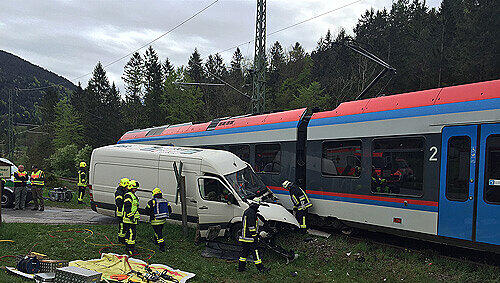 Der Zug hat den Kleintransporter an der Fahrertür erfasst. Der Zug hat den Kleintransporter an der Fahrertür erfasst.