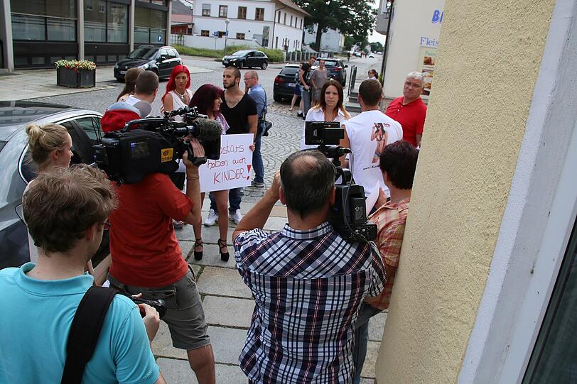 Pornodarstellerin Natalie Hot mit Sympathisanten bei einer Demo vor dem Ampfinger Rathaus.