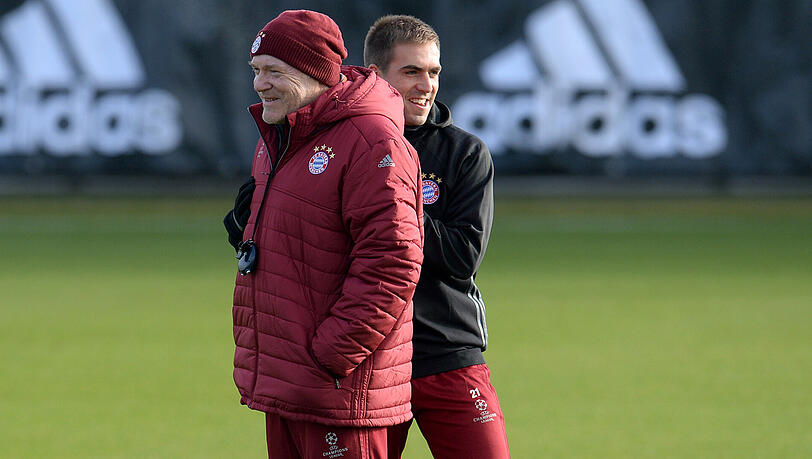 Im Sommer 2001 ist Philipp Lahm seinem Entdecker Hermann Gerland (rechts) erstmals aufgefallen - in der A-Jugend des FC Bayern. Im Sommer 2001 ist Philipp Lahm seinem Entdecker Hermann Gerland (rechts) erstmals aufgefallen - in der A-Jugend des FC Bayern.