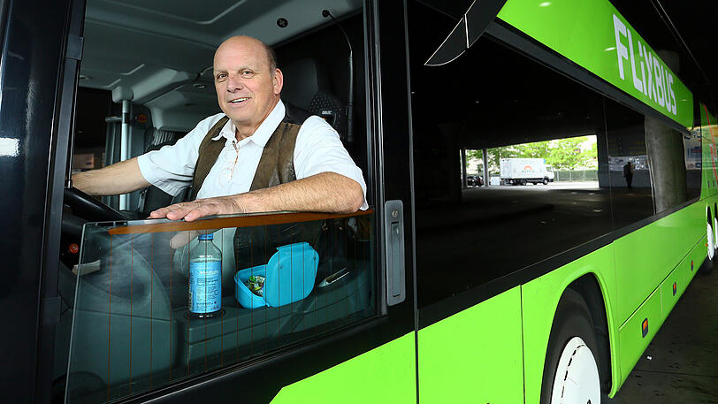 Busfahrer Theo Sieg (58) weiß, wie groß seine Verantwortung ist.