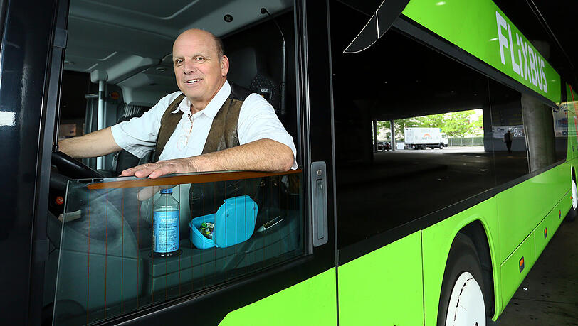 Busfahrer Theo Sieg (58) weiß, wie groß seine Verantwortung ist.