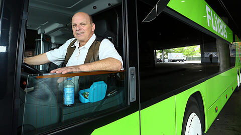 Busfahrer Theo Sieg (58) weiß, wie groß seine Verantwortung ist.