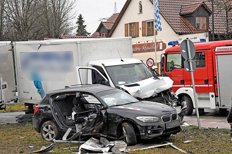 In Eschenried ist ein Kleintransporter in einen 1er BMW gekracht - es wurden vier Menschen verletzt.