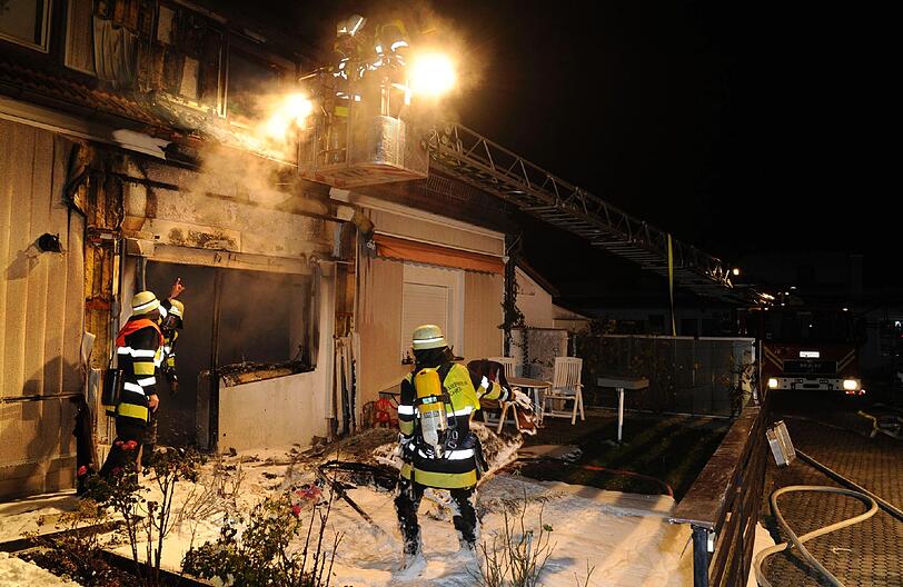 Schikanederstraße in Pasing: Als die Feuerwehr eintrifft, steht die Wohnung bereits in Flammen.