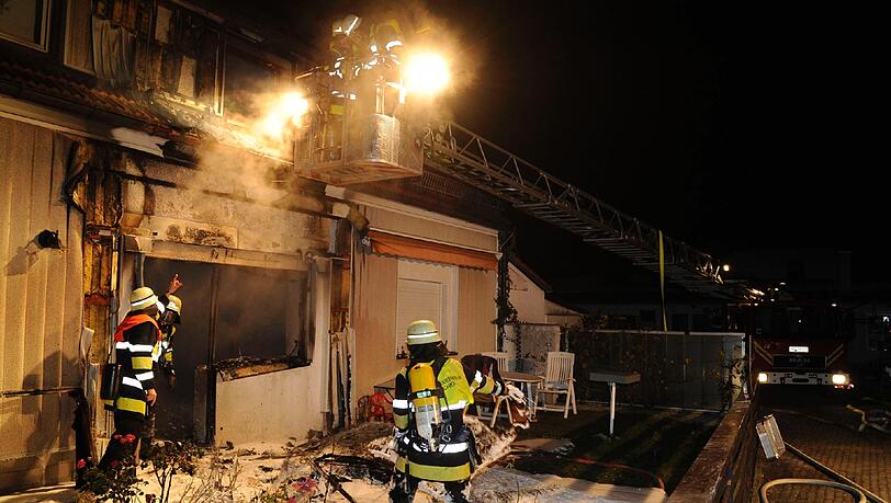 Schikanederstraße in Pasing: Als die Feuerwehr eintrifft, steht die Wohnung bereits in Flammen. Schikanederstraße in Pasing: Als die Feuerwehr eintrifft, steht die Wohnung bereits in Flammen.