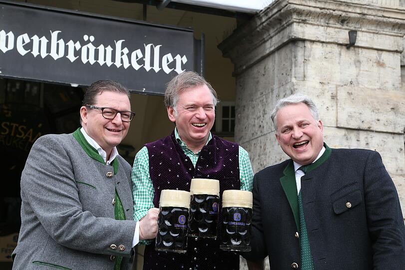 Bernhard Klier (l.), Christian Springer und Christian Schottenhamel stoßen mit der ersten Starkbiermaß an.