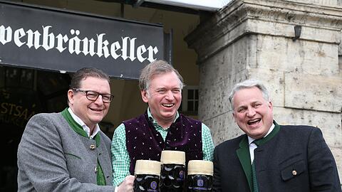 Bernhard Klier (l.), Christian Springer und Christian Schottenhamel stoßen mit der ersten Starkbiermaß an.