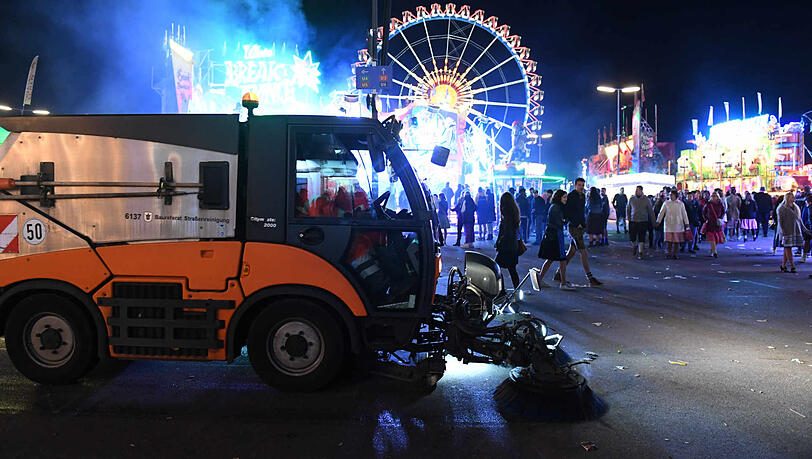 Am späten Abend kommen die Kehrmaschinen aufs Wiesn-Gelände. Am späten Abend kommen die Kehrmaschinen aufs Wiesn-Gelände.