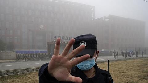 Ein Sicherheitsmann stoppt Journalisten vor dem Institut für Virologie in Wuhan.