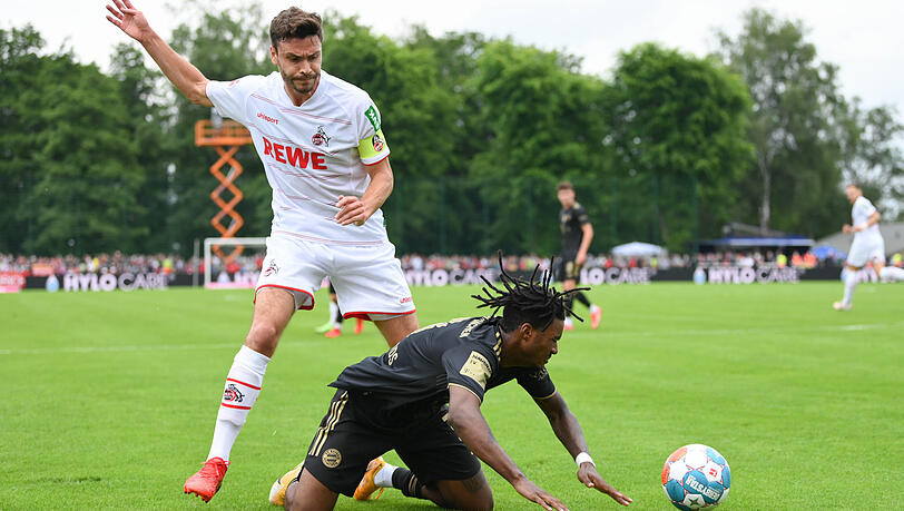 Unglückliches Debüt: Bayerns Coach Julian Nagelsmann (l.) sah, dass Neuzugang Omar Richards (r.) im Testspiel gegen Köln um Kapitän Jonas Hector mehr Probleme hatte, als ihm lieb sein konnte.