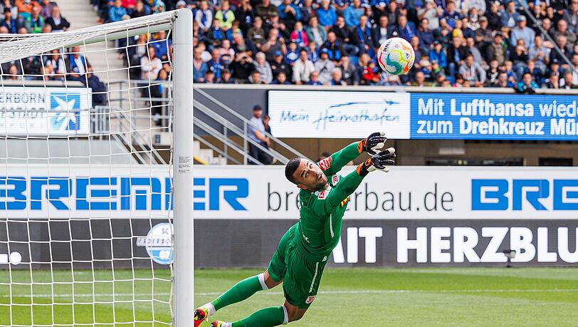 Regensburgs Torwart Dejan Stojanovic wehrt einen Torschuss ab.