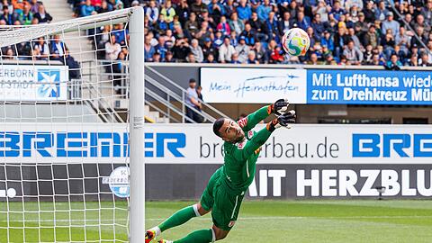 Regensburgs Torwart Dejan Stojanovic wehrt einen Torschuss ab.