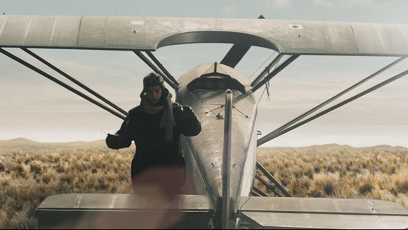 Antoine de Saint-Exupéry (Louis Garrel)-