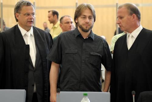 Fritz Gelowicz am Montag im Oberlandesgericht zwischen seinen Verteidigern.